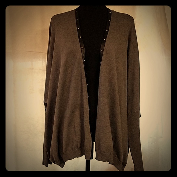 Gray cardigan with a black trim. - Picture 1 of 6